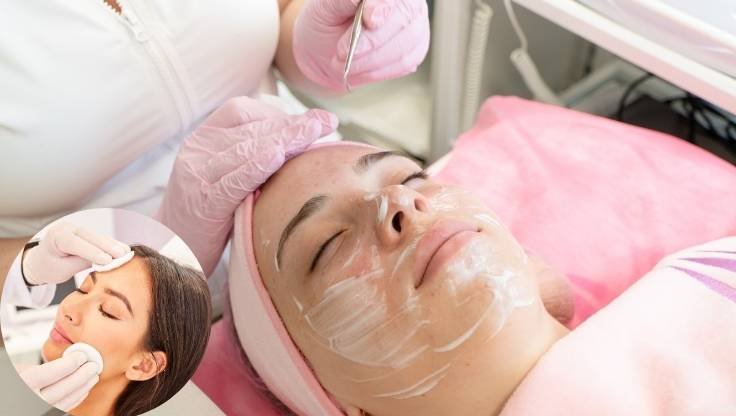 Mulher deitada em maca recebendo limpeza de pele com creme facial aplicada por profissional