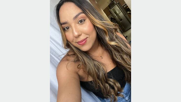 "Depoimento da cliente Jéssica Emily sobre tratamentos de estética avançada na Irene Fênix"