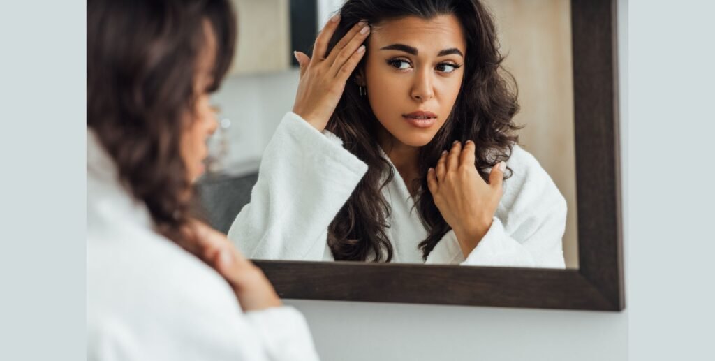 "Mulher brasileira sorrindo, com aparência rejuvenescida e expressão confiante